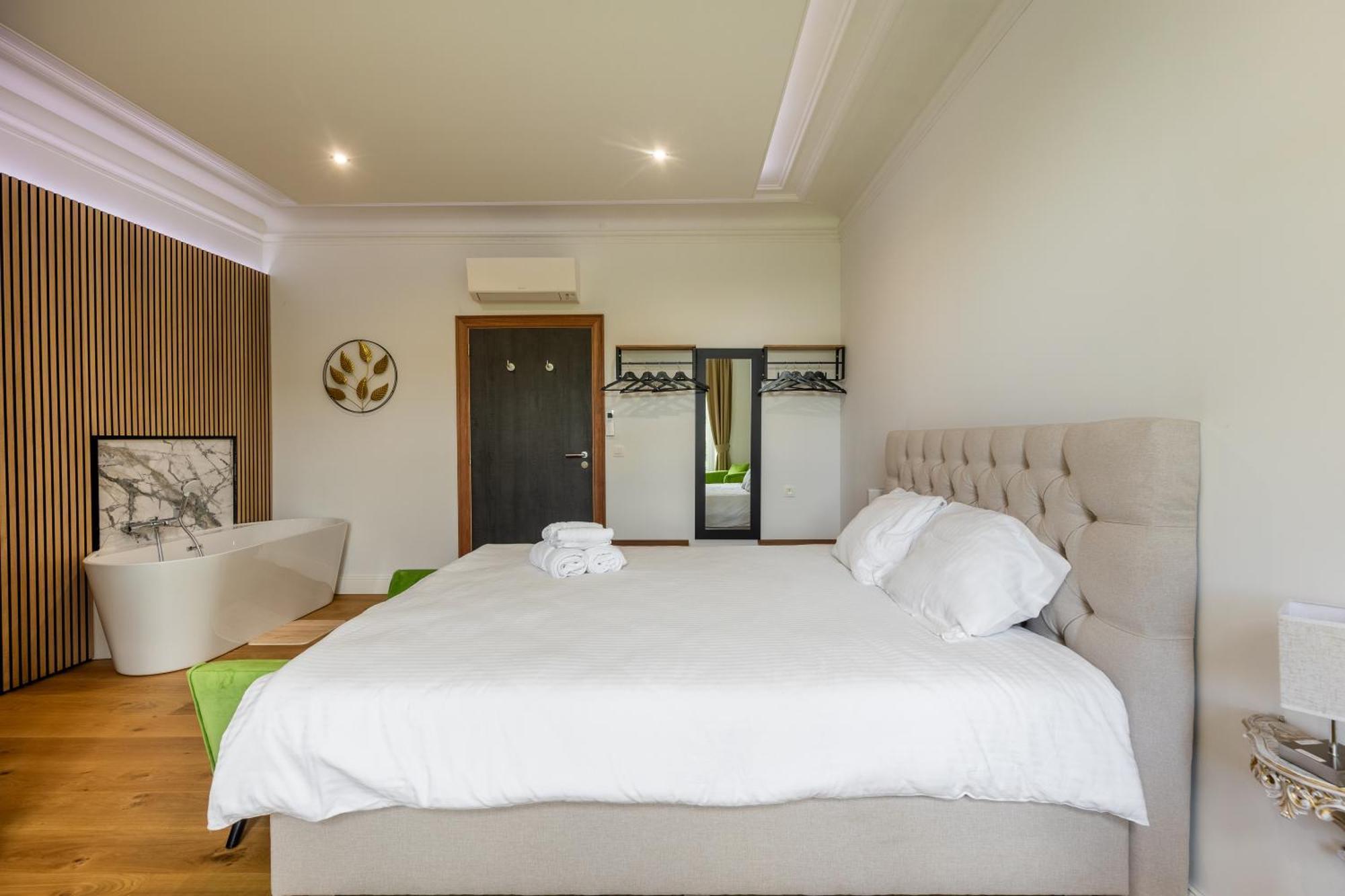 Nuit Magique Au Chateau De Saint Vitu 101 Tinlot Εξωτερικό φωτογραφία